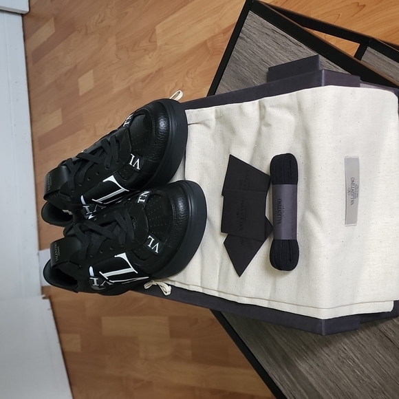 Valentino VL7N Bands Low-Top Sneaker - Picture 3 of 4